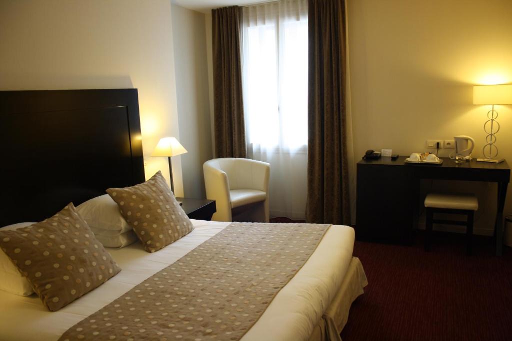 Postel nebo postele na pokoji v ubytování Hôtel Burgevin