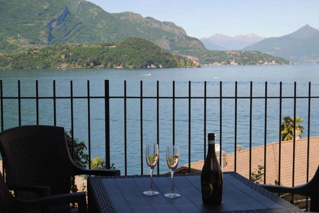 レッツェノにあるMonolocale Sosta Sul Lagoのグラス2杯とワイン1本付きテーブル