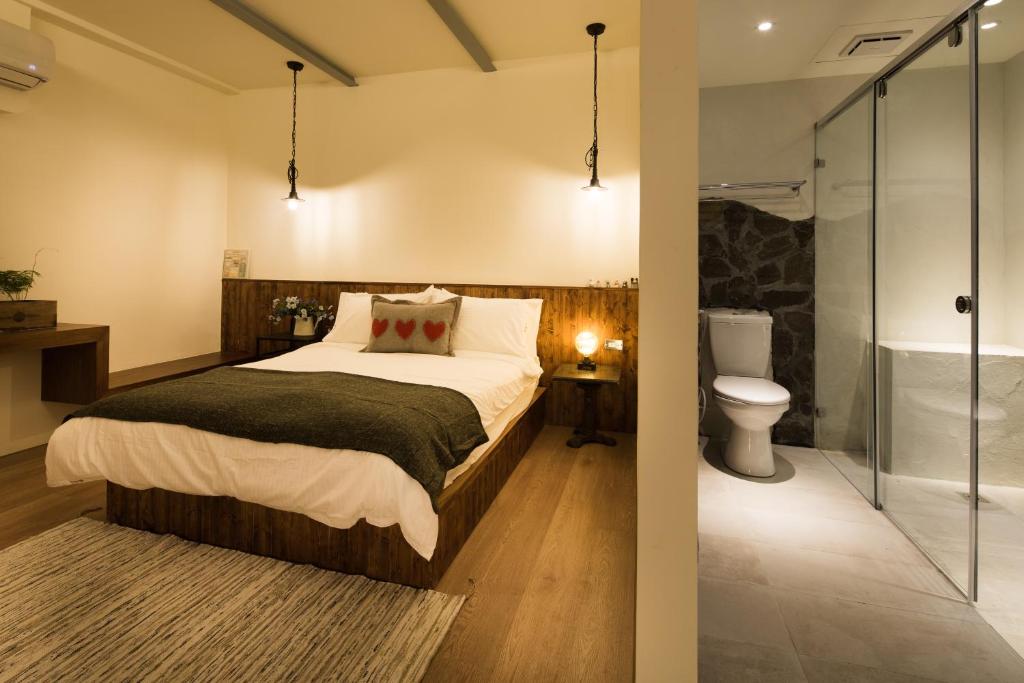 A bed or beds in a room at Haku Beach Days Inn