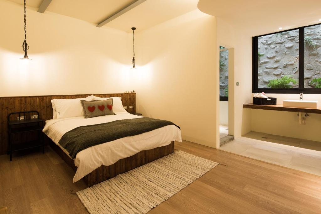 A bed or beds in a room at Haku Beach Days Inn