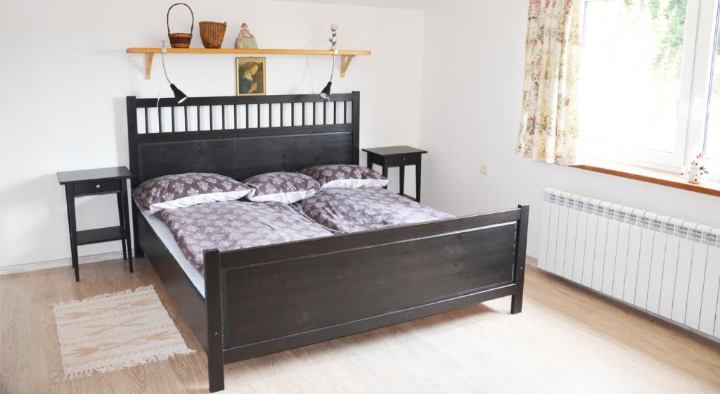 sypialnia z czarnym łóżkiem z poduszkami w obiekcie Istebna715 w Istebnej