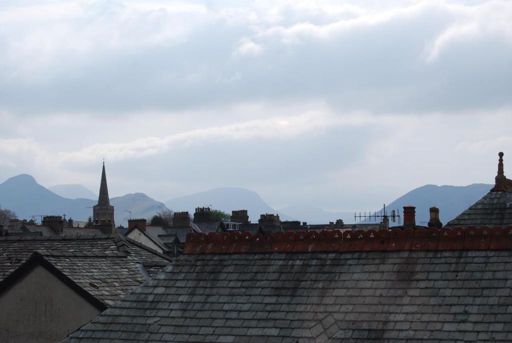 Vista generica sulle montagne o vista sulle montagne dall'interno del bed & breakfast
