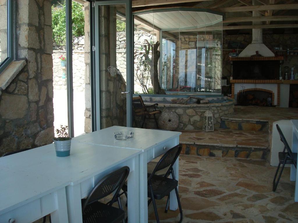Uma área de estar em Merlot Village Rental Apartments