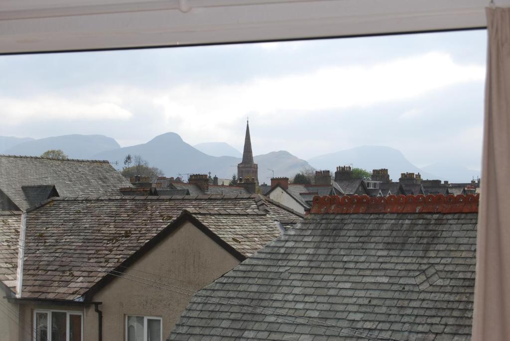 una vista sui tetti con una chiesa sullo sfondo di Beckside Guest House Keswick a Keswick