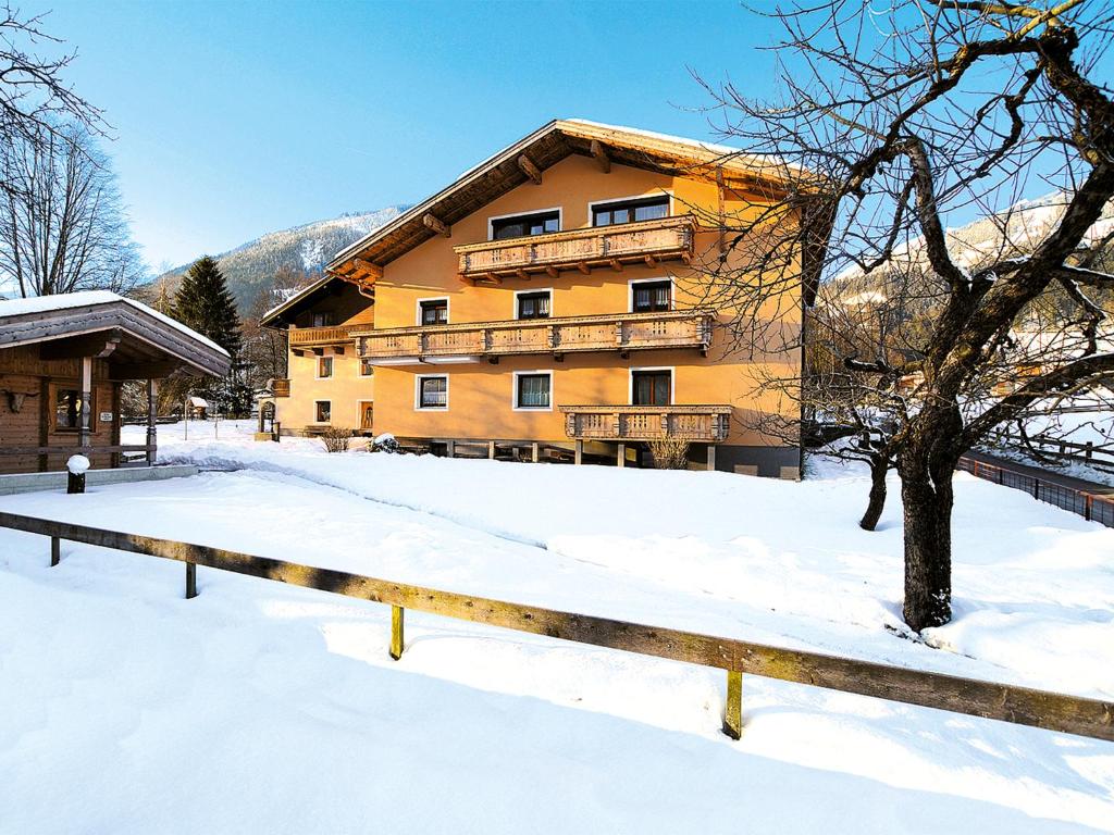 een gebouw met sneeuw ervoor bij Ferienwohnung in Fügen im Zillertal - A 258.004 in Kapfing