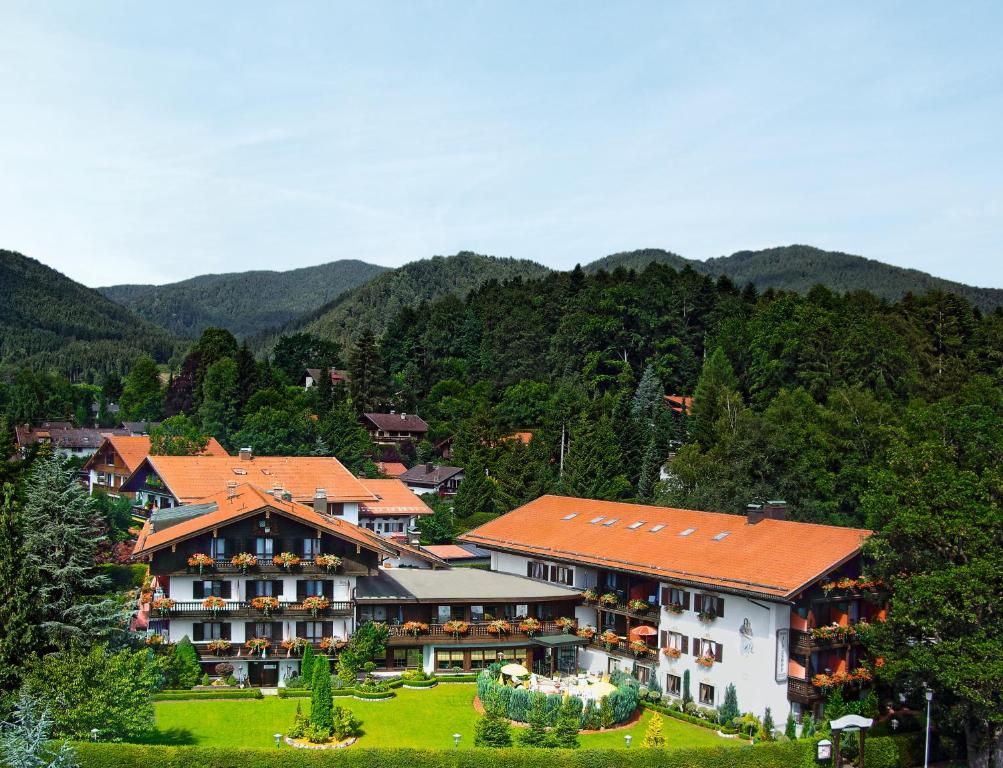 Ett flygfoto av Hotel Alpenhof