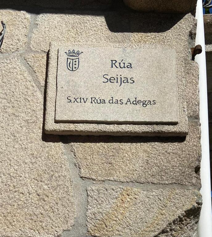 a sign on the side of a stone building at Ático Seijas 6 in Tui