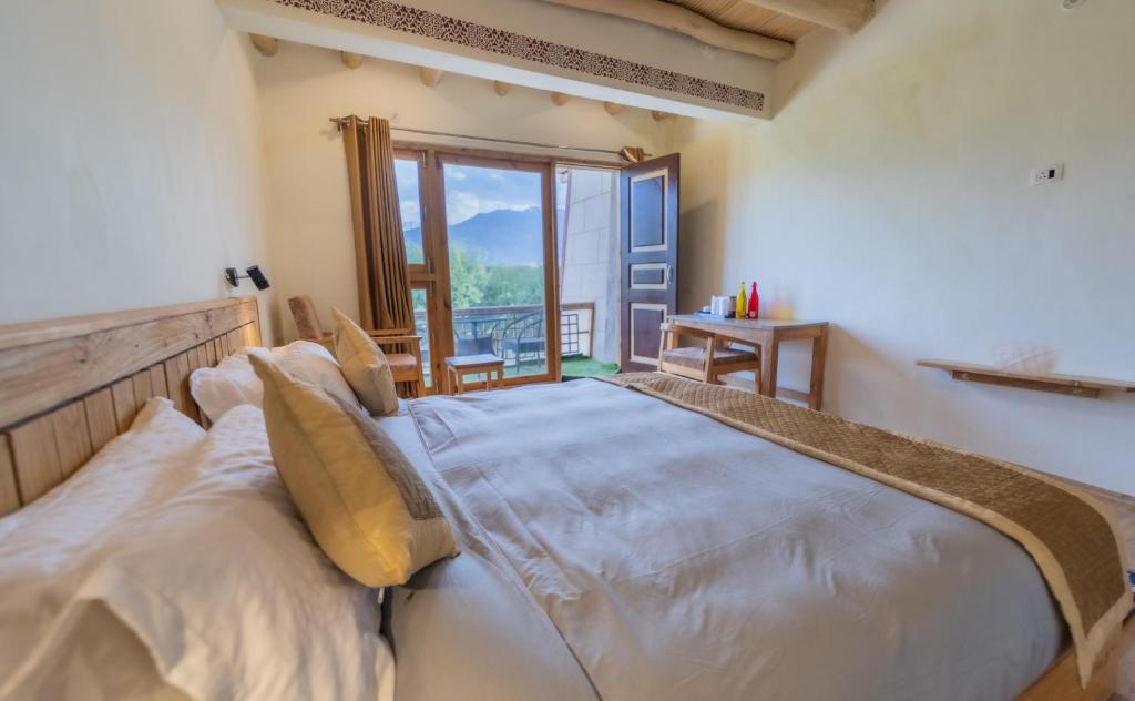 a bedroom with a large bed and a window at Indus County in She
