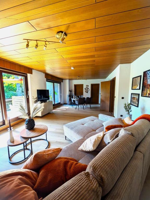 a living room with couches and a wooden ceiling at Ferienwohnung Mika in Bad Rothenfelde