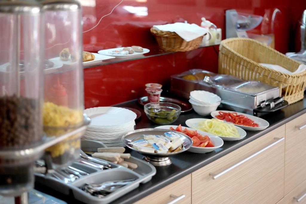 a kitchen with plates of food on a counter at Szieszta Panzió in Sárvár
