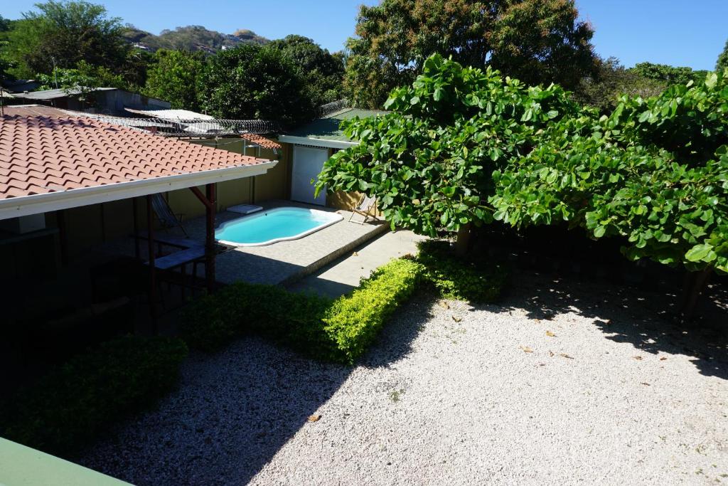 un patio trasero con piscina al lado de una casa en Villa Vilar, en Coco