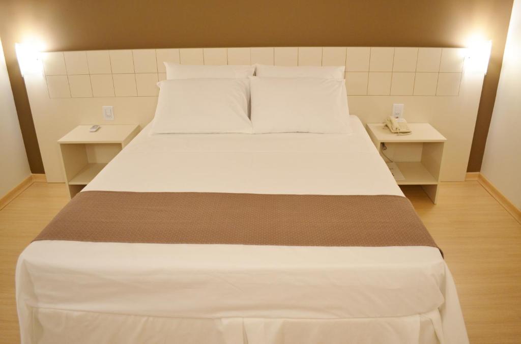 En eller flere senger på et rom på Villa Premium Hotel
