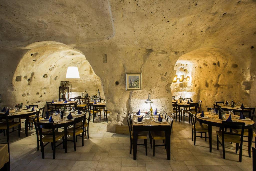 A restaurant or other place to eat at Residence San Pietro Barisano