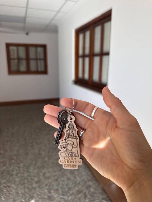 a person holding a pair of keys in their hand at Casa Carmen II in Montoro