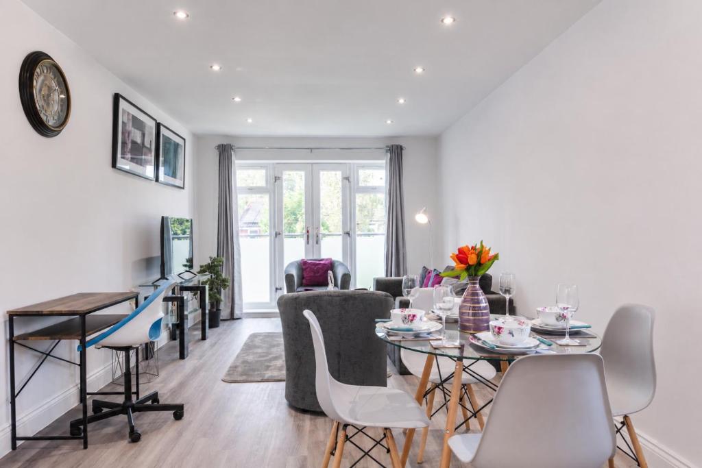 Beautiful 1 Bed Apartment in Hatfield - Walking distance to Uni, Business Park & city Centre - FREE Parking - Big savings on Longer Stays !!