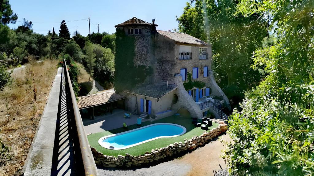 an aerial view of a house with a swimming pool at Chambre D'hôtes Le Moulin in Balaruc-le-Vieux