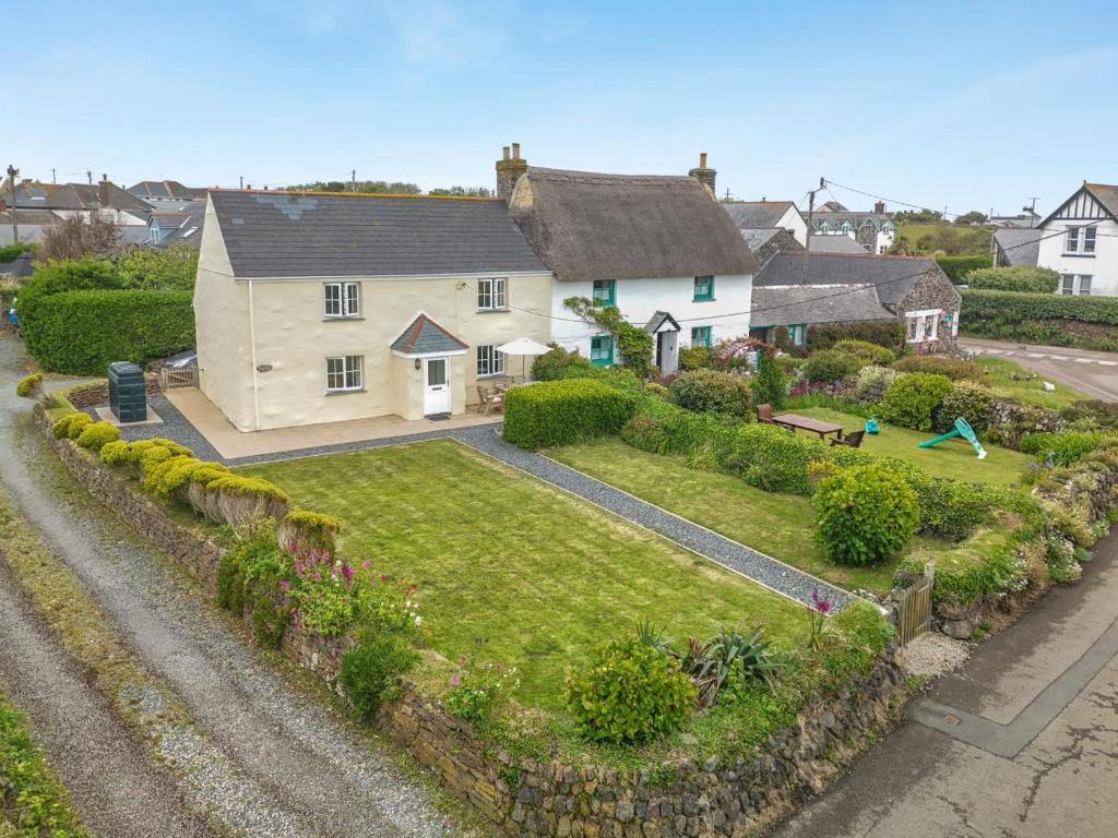 an aerial view of a house with a yard at 3 Bed in The Lizard oc-treno in Lizard