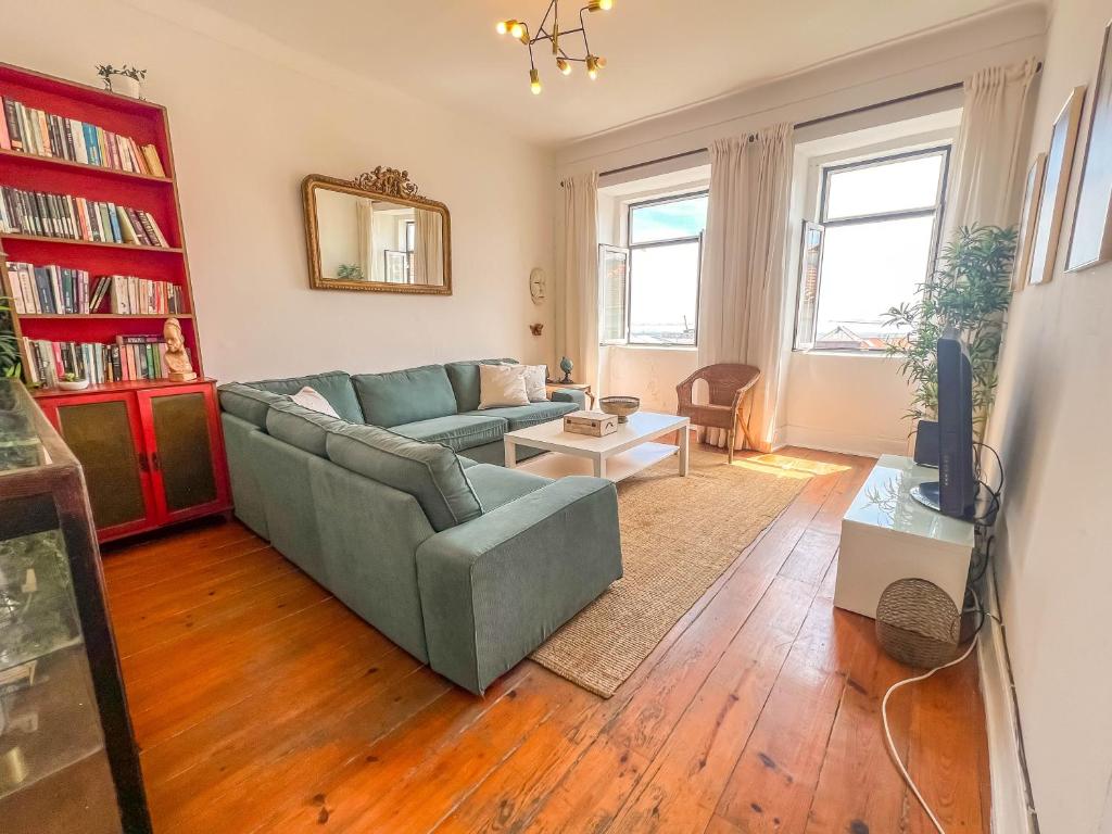 Stay as a Local! Santos Historical 6 Bedroom Apartment IV