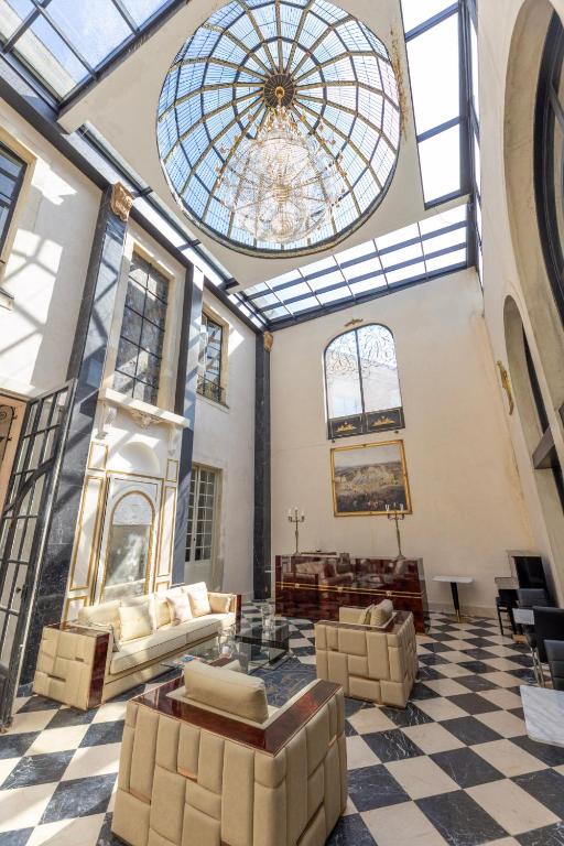 a large living room with a large glass ceiling at Palazzo Di Acqua in Le Mans