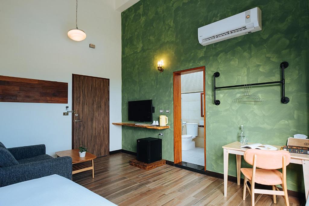 TV a/nebo společenská místnost v ubytování Chillax Inn B&B