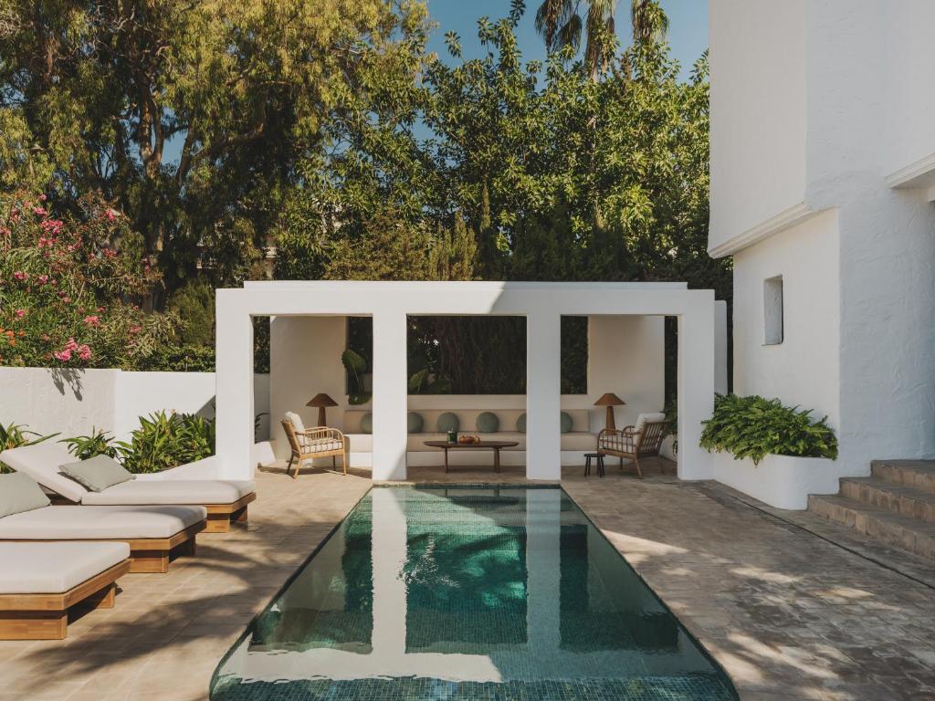 Casa Doora - Architectural Mid-Century Villa with Pool, Walk to Beach