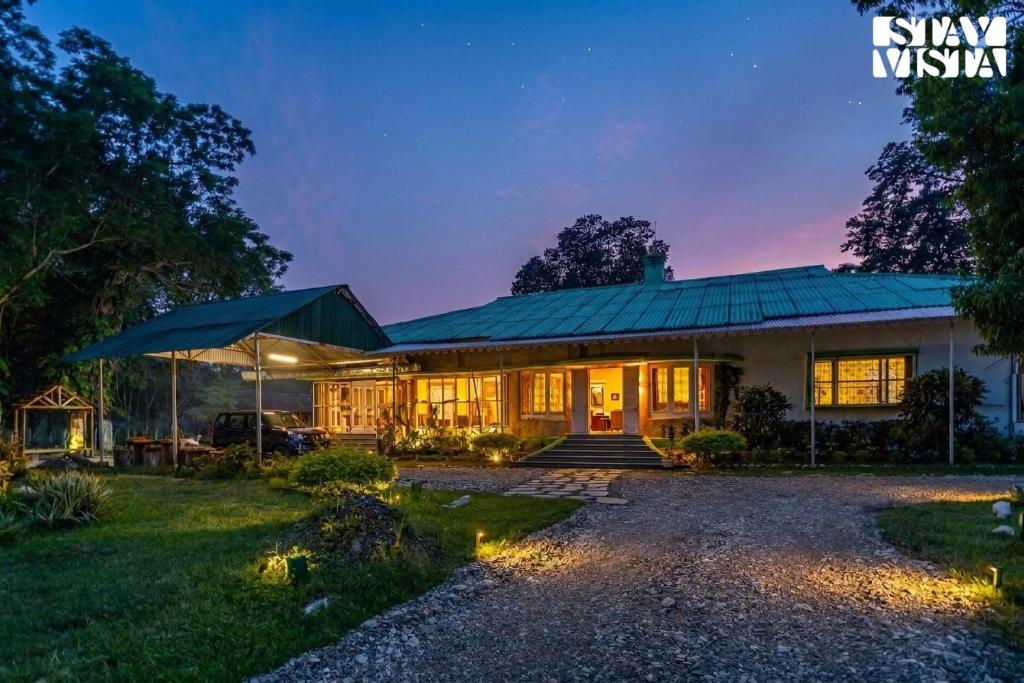 an image of a home at night at StayVista at The Sahib's Bungalow with BBQ & Bonfire in Kālchīni