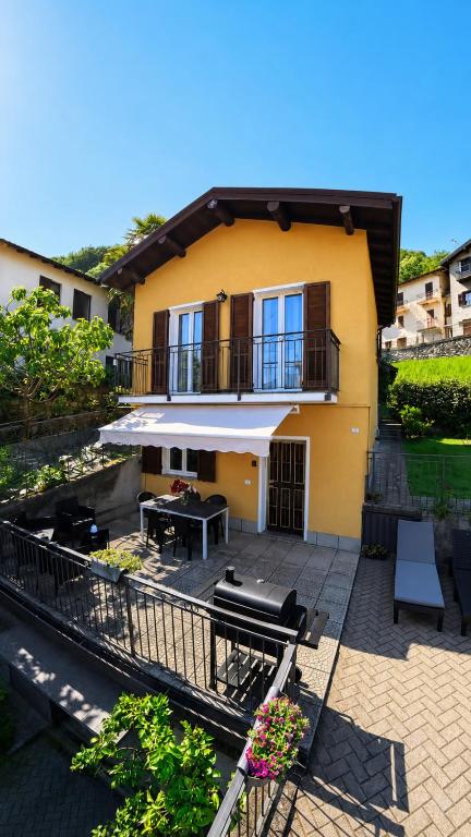 a house with a balcony and a patio at Casa Sophie in Consiglio di Rumo