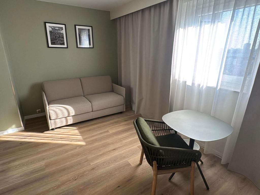 ibis Styles Tours Centre - Superior Family Double Room With Sofa Bed