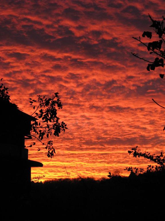 Alba o tramonto visti dall'interno dell'affittacamere o dai dintorni