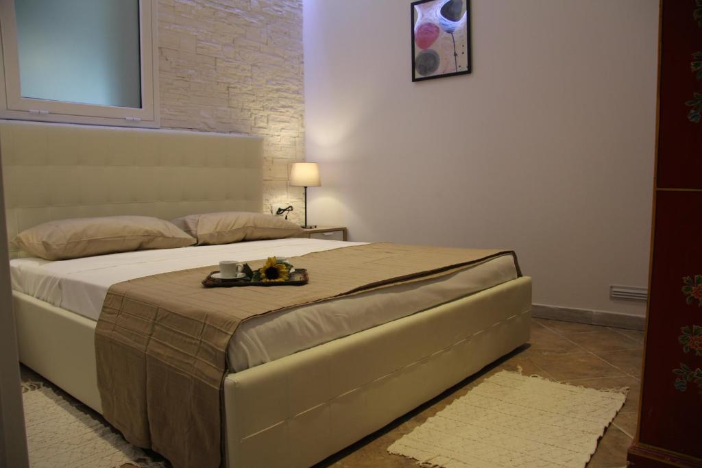 ジャルディーニ・ナクソスにあるFederico's Homeのベッドルーム1室(大型ベッド1台、トレイ付)