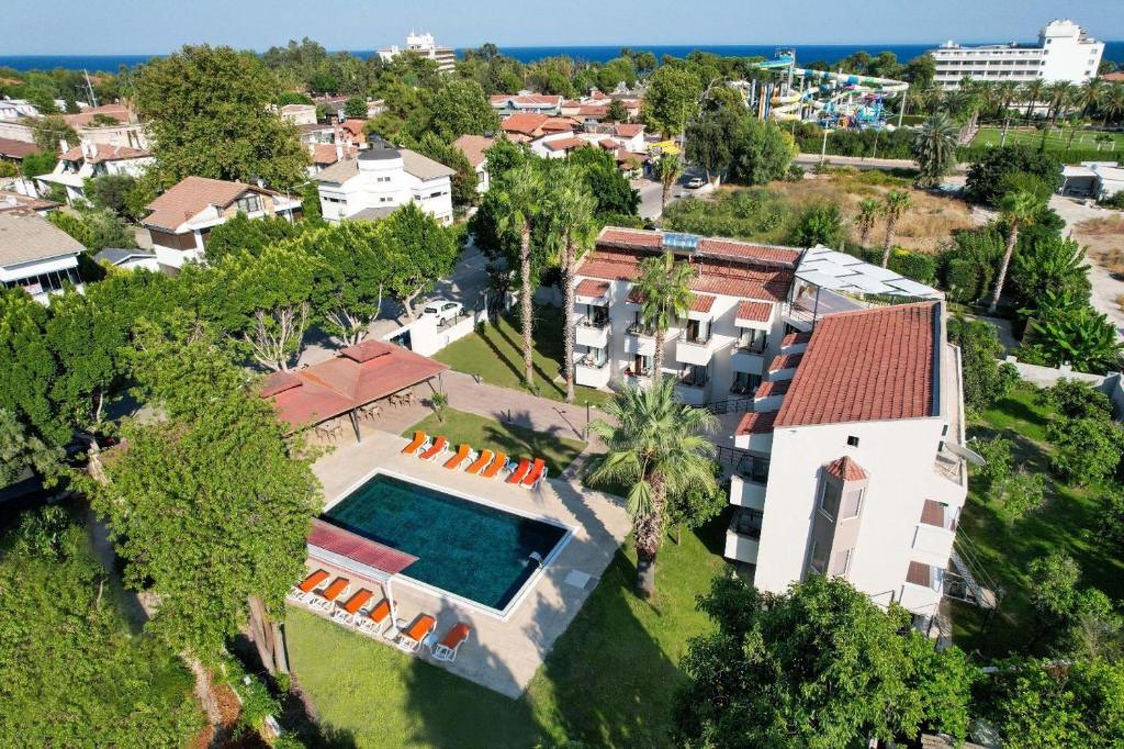 Luftaufnahme eines Hauses mit Swimmingpool in der Unterkunft Uraz Hotel in Kemer