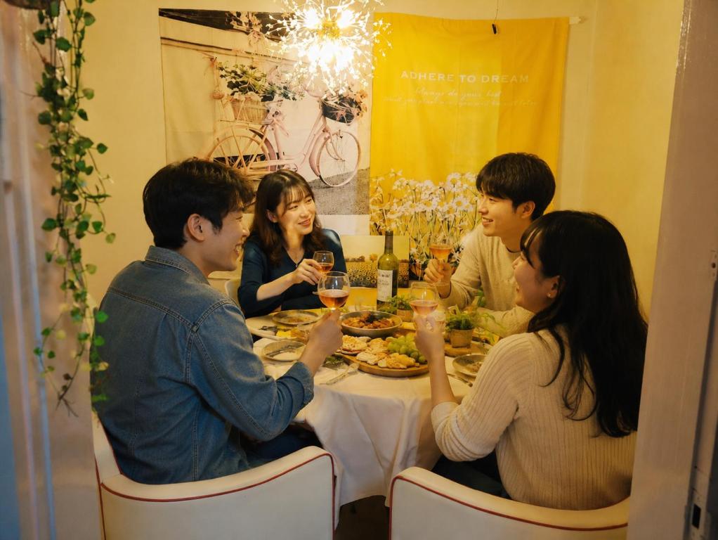 a group of people sitting around a table eating at 20프로할인 대전역 단독주택 우송대 복층형하우스 숮불바베큐하우스 in Daejeon