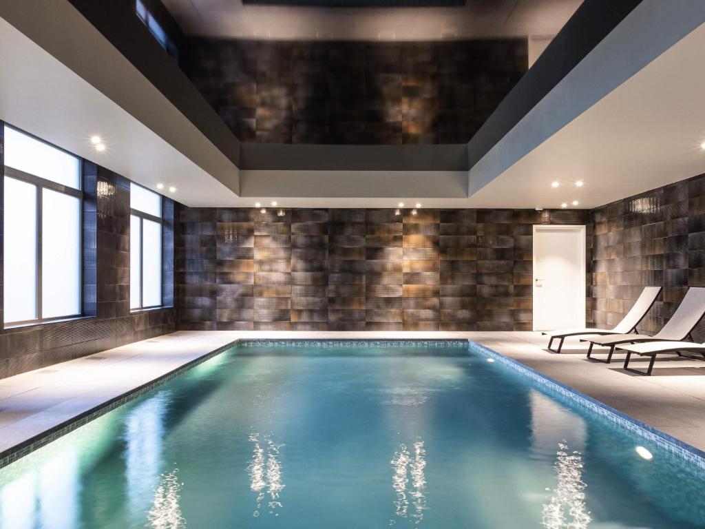 a swimming pool in a house at ibis Styles Zeebrugge in Zeebrugge