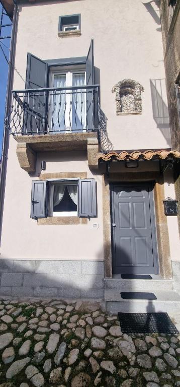 a building with a balcony and a door at Casa Petelia in Serra San Bruno