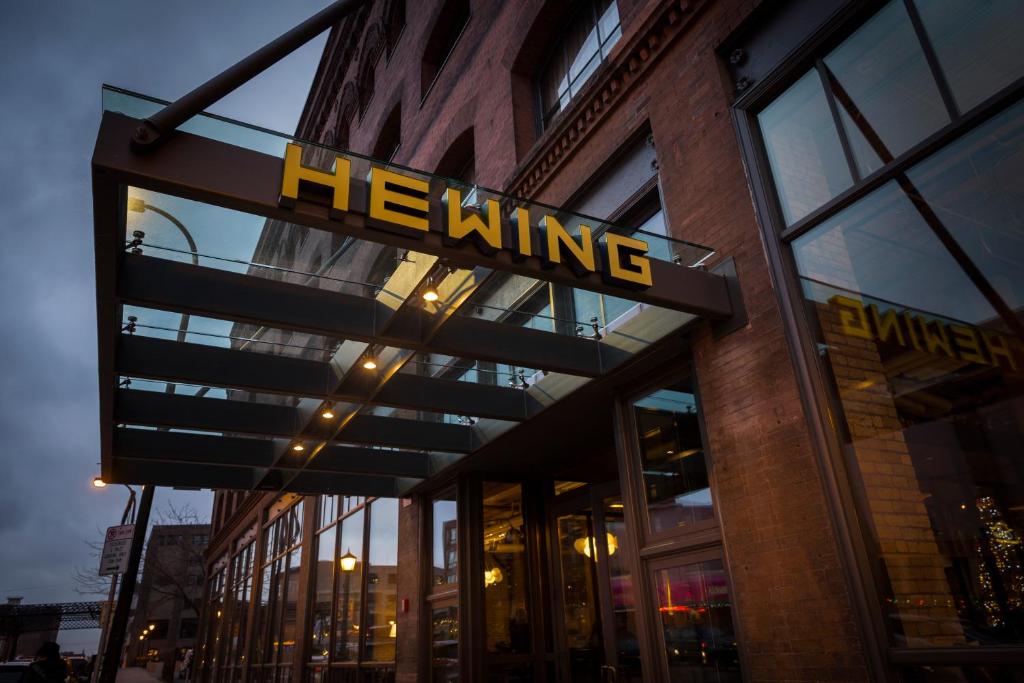 um edifício com um sinal que diz cura sobre ele em Hewing Hotel em Minneapolis