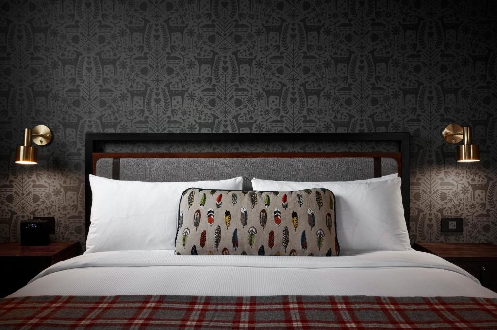 Postel nebo postele na pokoji v ubytování Hewing Hotel