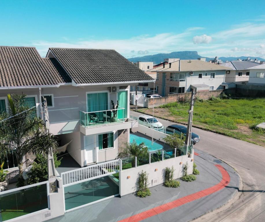 an aerial view of a house with a swimming pool at Solar Primavera in Palhoça