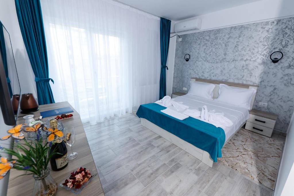 Un pat sau paturi într-o cameră la RUXO Hotel