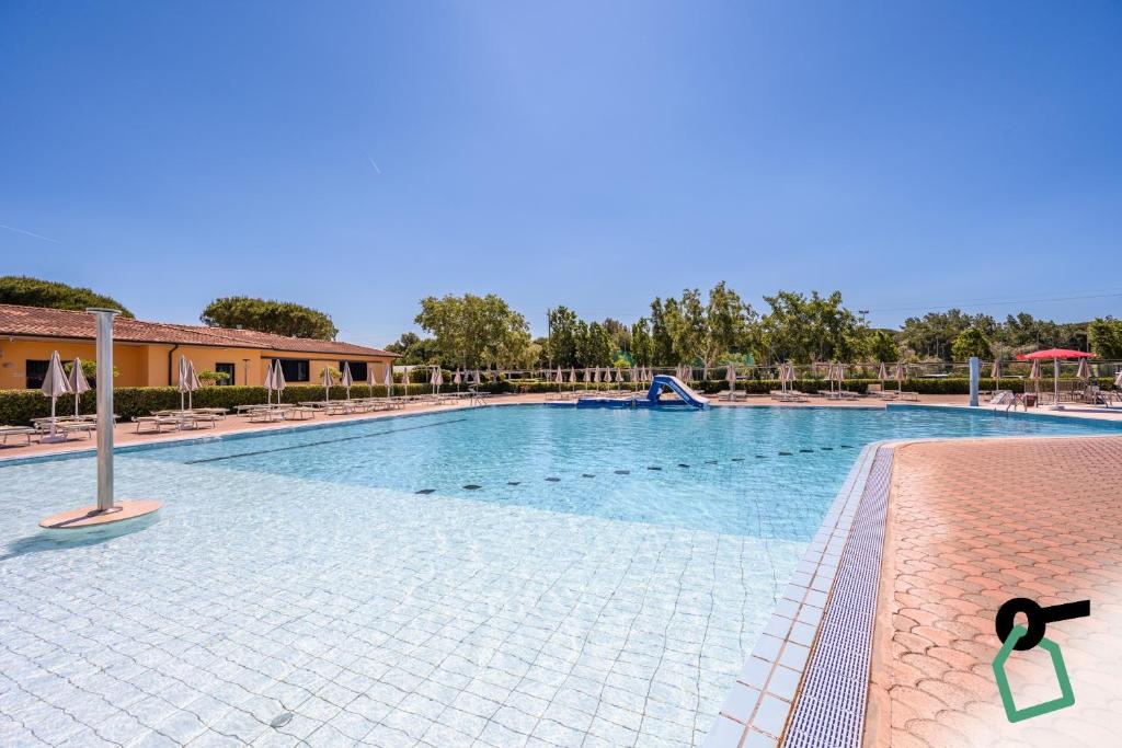 a large swimming pool in a resort at Hotiday Marina di Cecina in La Cinquantina