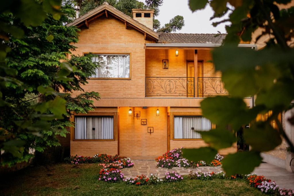 a house with flowers in front of it at Villetta Lucca in Monte Verde