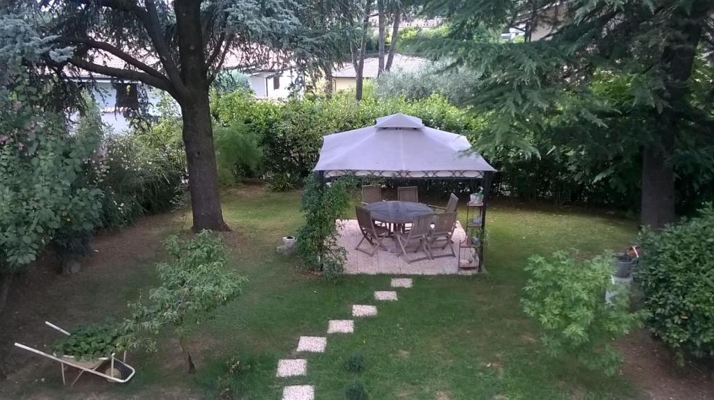 eine Luftansicht eines Pavillons im Hof in der Unterkunft B&B Il Glicine in bedizzole