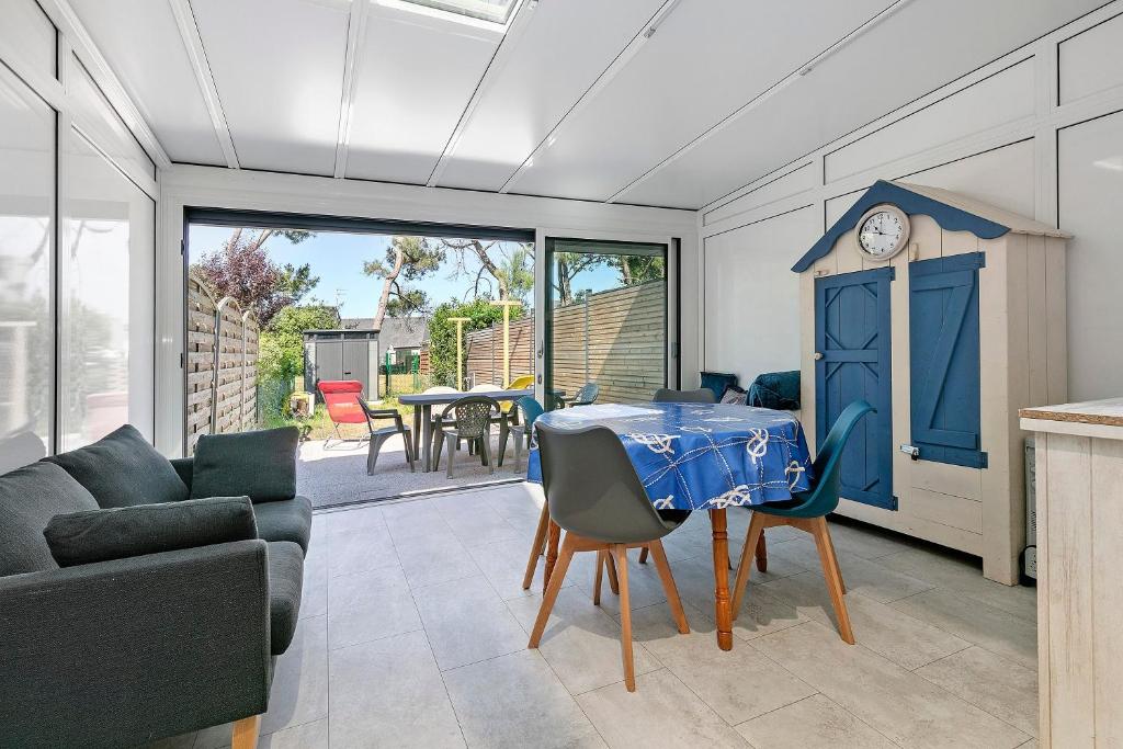 a living room with a table and chairs at Maisonnette de la mer Batz sur mer in Batz-sur-Mer