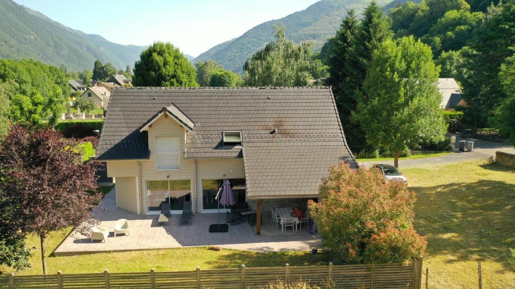 an aerial view of a house with mountains in the background at Villa CASA COSY - Moderne - Climatisation - 3 chambres - 3 salles de bain in Saint-Mamet