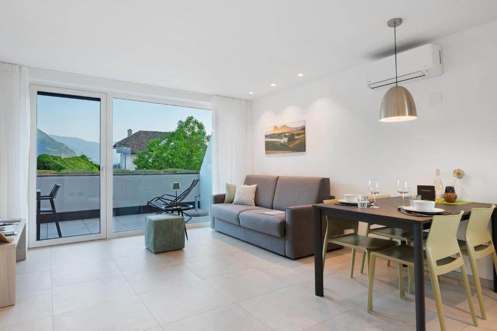 a living room with a table and a couch at Bike Apartments Curti - Waldgrün in Laives