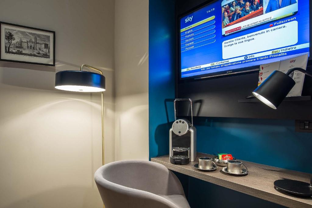 TV a/nebo společenská místnost v ubytování Navona Street Hotel