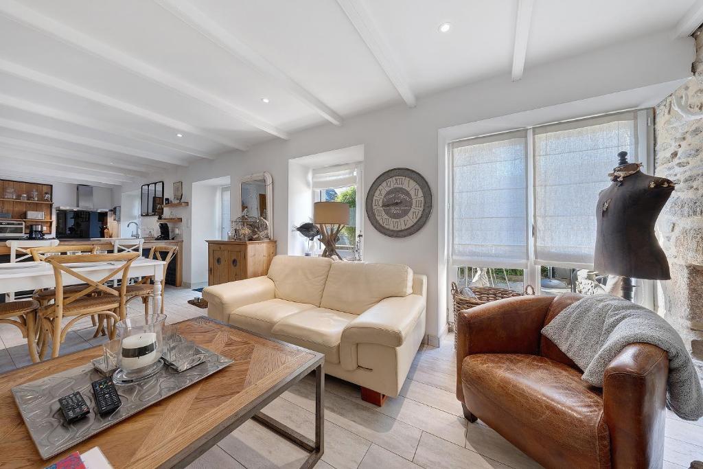 a living room with a couch and a table at Ti Illiz in Le Conquet