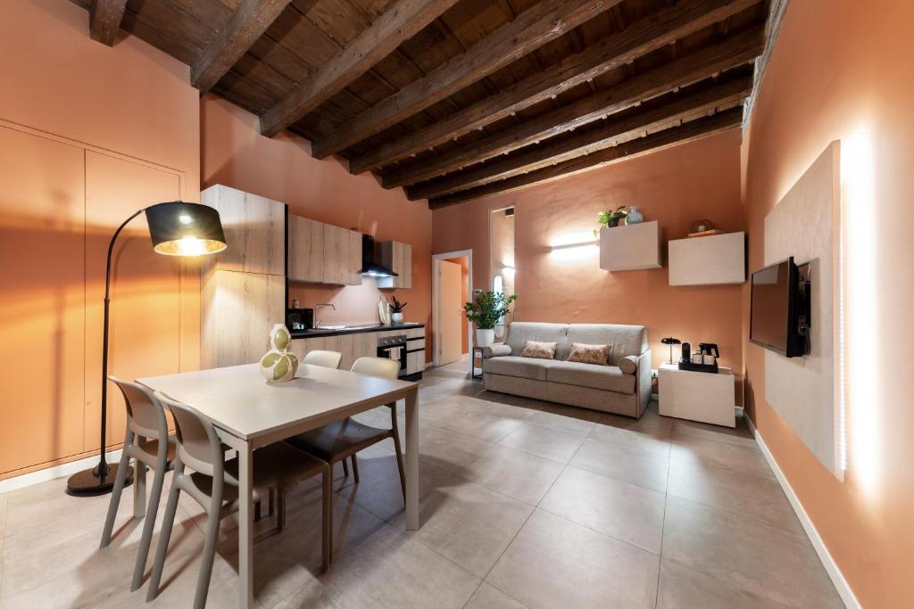REGO APARTMENTS - Boutique Aparthotel with some off-site apartments in a Charming Historic District close to Upper Town - Appartement Met Balkon