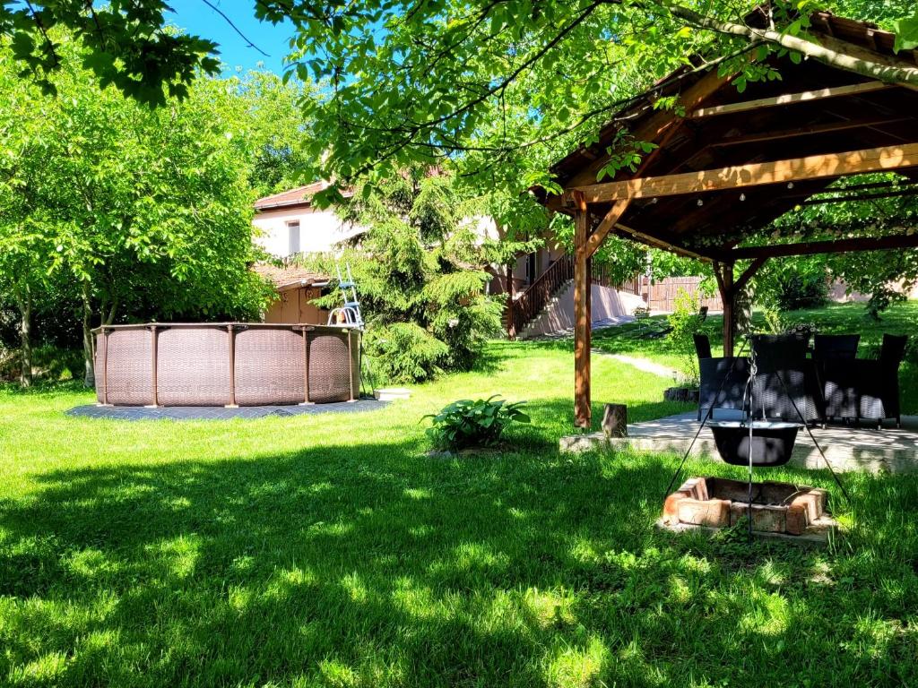 a yard with a gazebo and green grass at Gárdonyi Ház in Sály