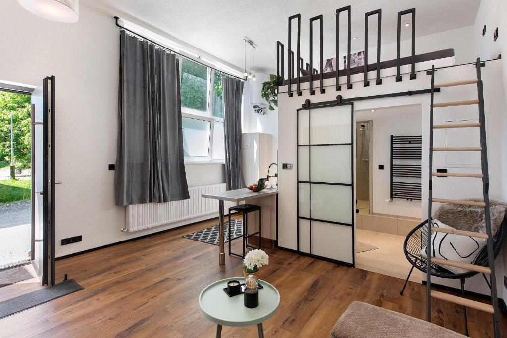 ein Wohnzimmer mit einem Hochbett und einem Tisch in der Unterkunft myraybay. in Stockach