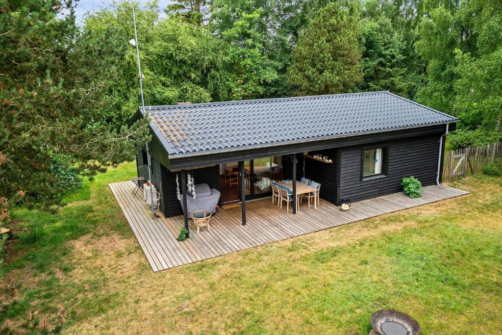 Draufsicht auf ein schwarzes Minihaus auf einer Terrasse in der Unterkunft Ferienhaus In Der Nähe Eines Schönen Sandstrandes in Gedser